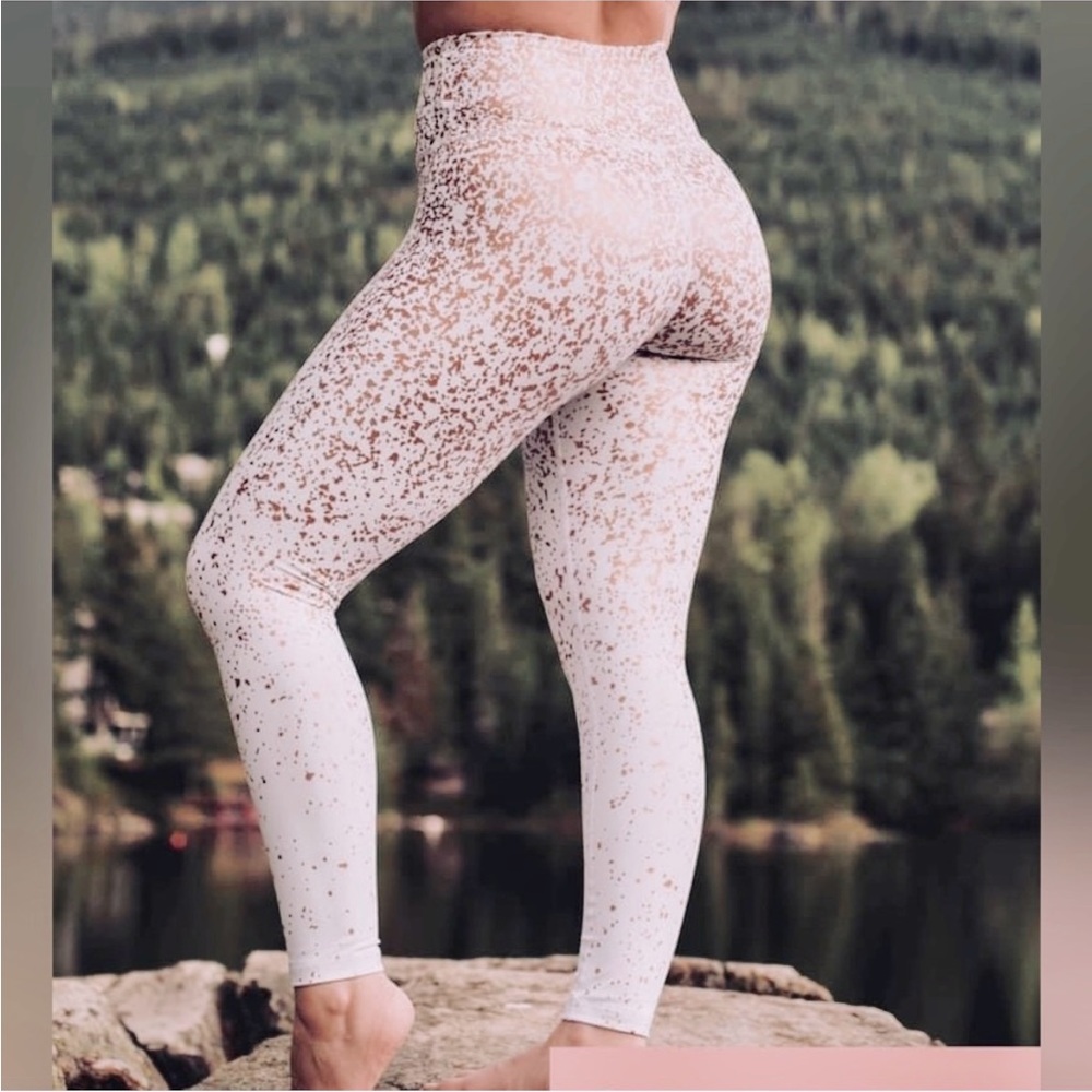 🔥Totally HOT, NWT 👀 Zyia White Stay Gold Light n Tight Hi-Rise 7/8 24" 8-10